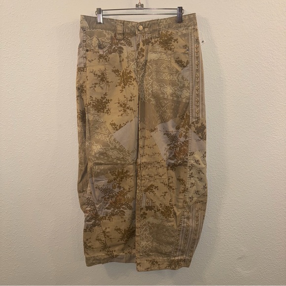 Elise Barrel Leg Pant In Floral from Urban Outfitters. - Picture 2 of 9